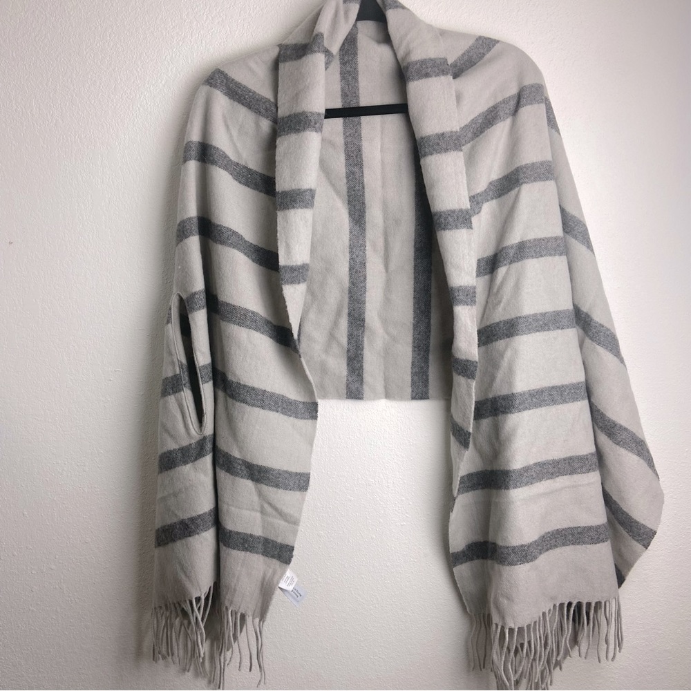 Madewell grey and silver 100 percent wool winter cozy capelet shawl fringe‎